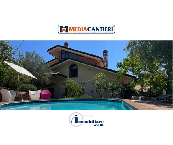 casa indipendente in vendita a Città Sant'Angelo in zona San Martino
