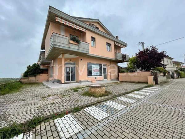 negozio in vendita a Città Sant'Angelo