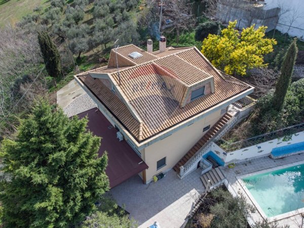 casa indipendente in vendita a Città Sant'Angelo in zona Madonna della Pace
