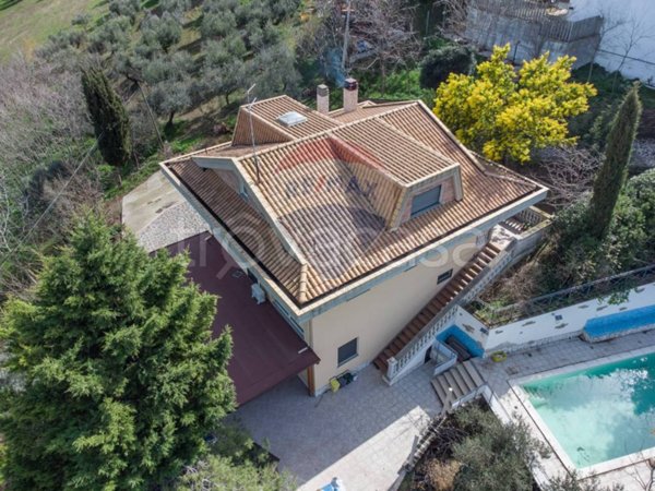 casa indipendente in vendita a Città Sant'Angelo in zona Madonna della Pace