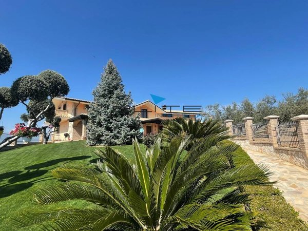 casa indipendente in vendita a Città Sant'Angelo