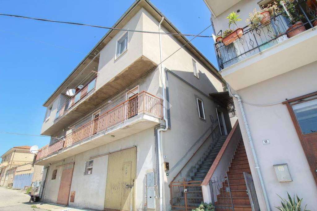 appartamento in vendita a Città Sant'Angelo in zona Annunziata