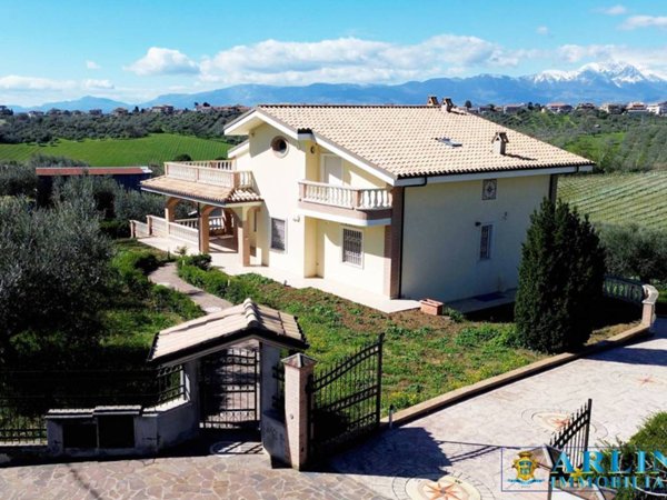 casa indipendente in vendita a Città Sant'Angelo