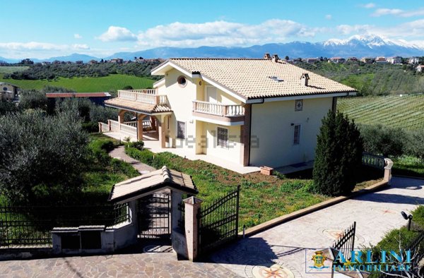 casa indipendente in vendita a Città Sant'Angelo