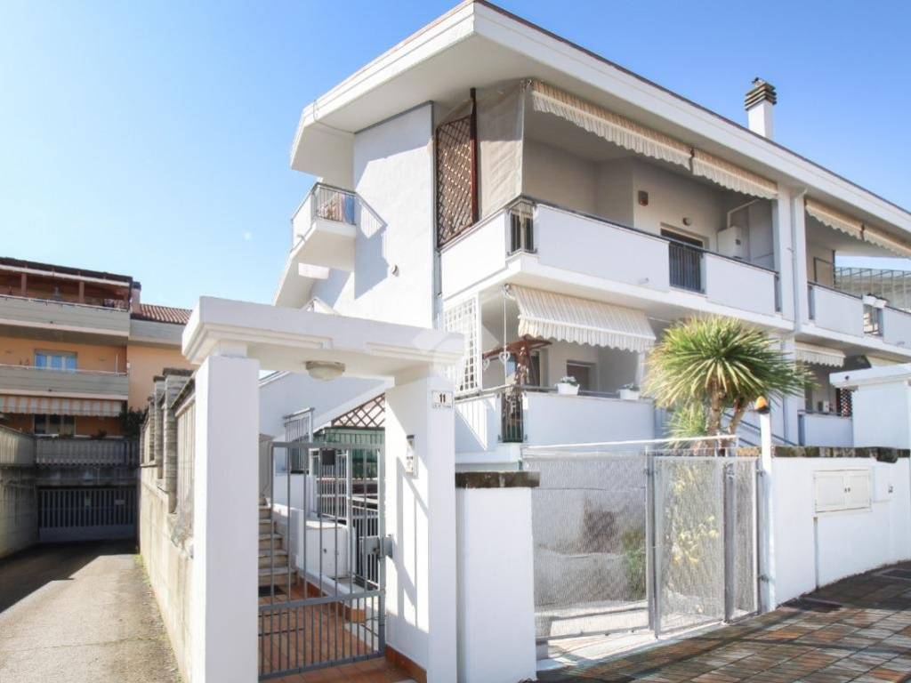 casa indipendente in vendita a Città Sant'Angelo in zona San Martino