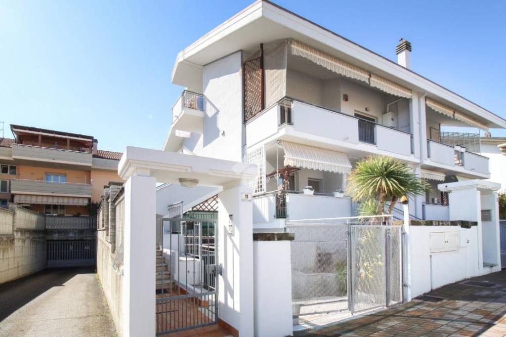 casa indipendente in vendita a Città Sant'Angelo in zona San Martino