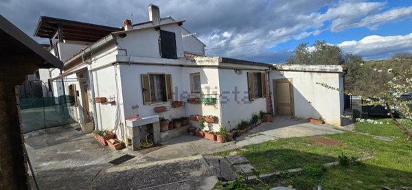 casa indipendente in vendita a Città Sant'Angelo in zona Villa Cipressi