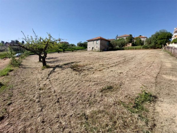 terreno edificabile in vendita a Città Sant'Angelo in zona Crocifisso
