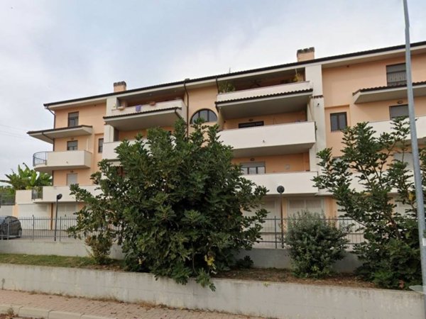 intera palazzina in vendita a Città Sant'Angelo in zona Fonte Umano