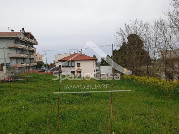 appartamento in vendita a Città Sant'Angelo in zona Crocifisso