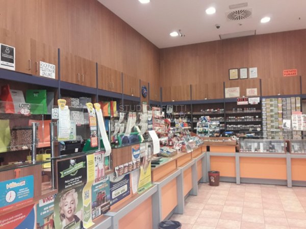 negozio in vendita a Città Sant'Angelo in zona San Martino