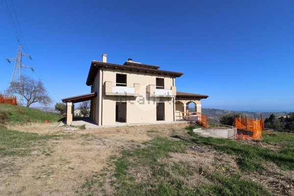casa indipendente in vendita a Città Sant'Angelo in zona Crocifisso