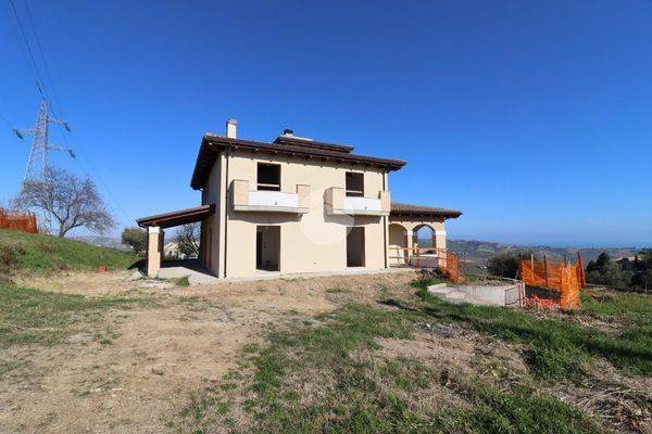 casa indipendente in vendita a Città Sant'Angelo in zona Crocifisso