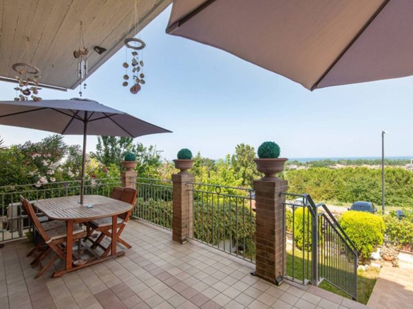 casa indipendente in vendita a Città Sant'Angelo in zona San Martino