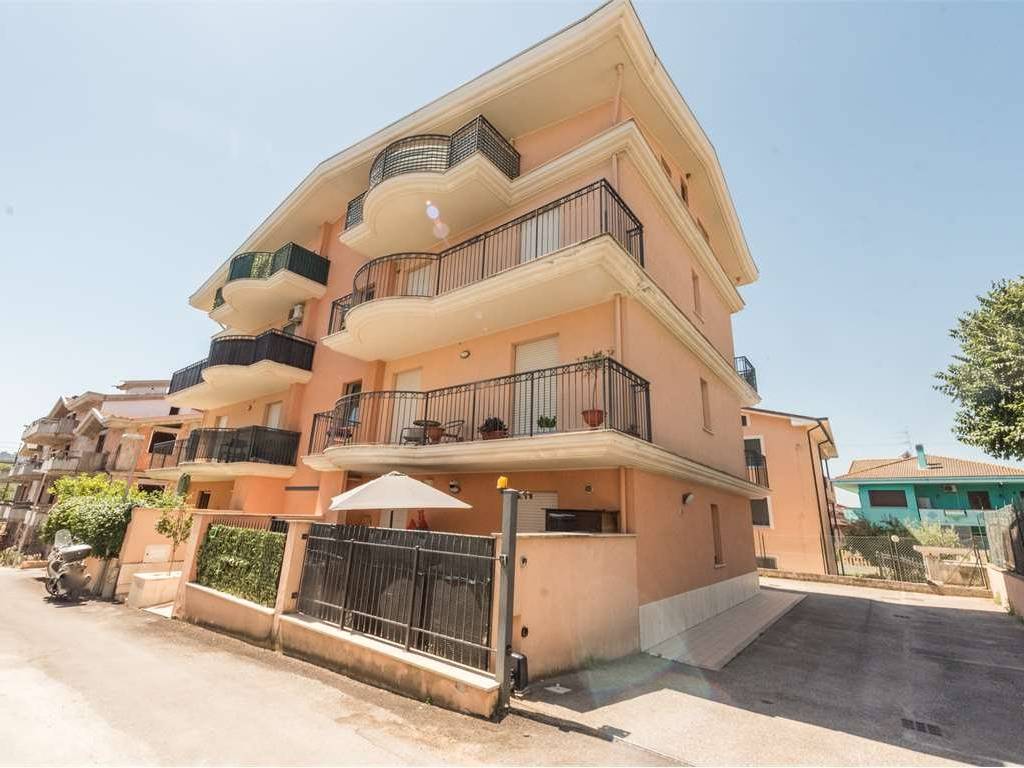 appartamento in vendita a Città Sant'Angelo in zona San Martino