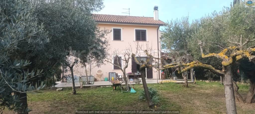 casa indipendente in vendita a Città Sant'Angelo in zona Vertonica