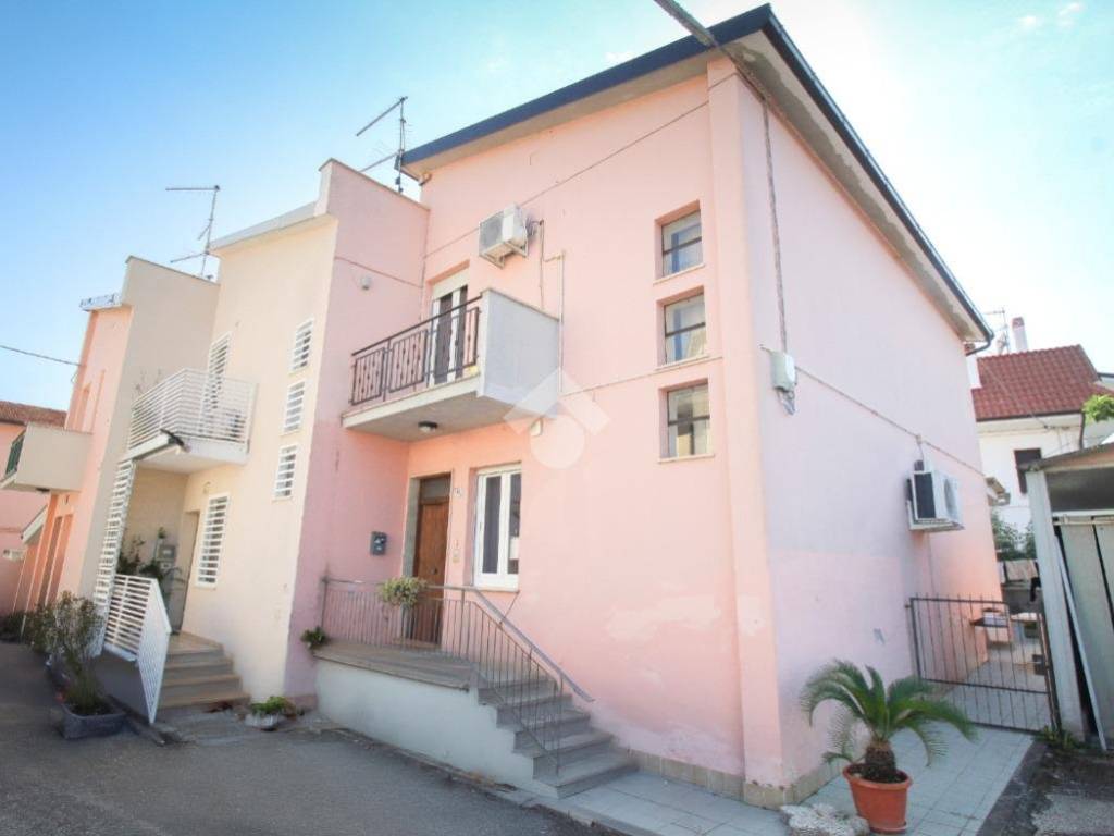 appartamento in vendita a Città Sant'Angelo in zona San Martino