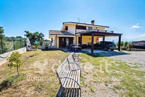 casa indipendente in vendita a Città Sant'Angelo in zona Sant'Agnese