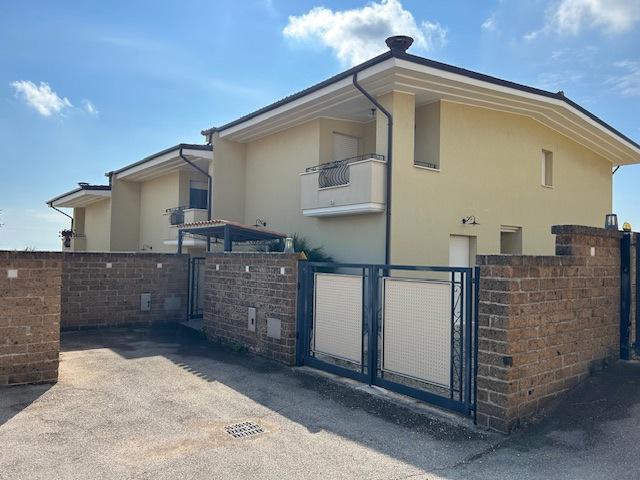 casa indipendente in vendita a Città Sant'Angelo in zona Crocifisso