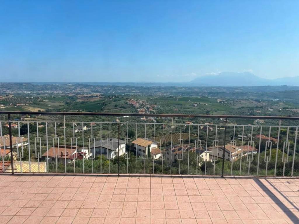 casa indipendente in vendita a Città Sant'Angelo in zona Annunziata
