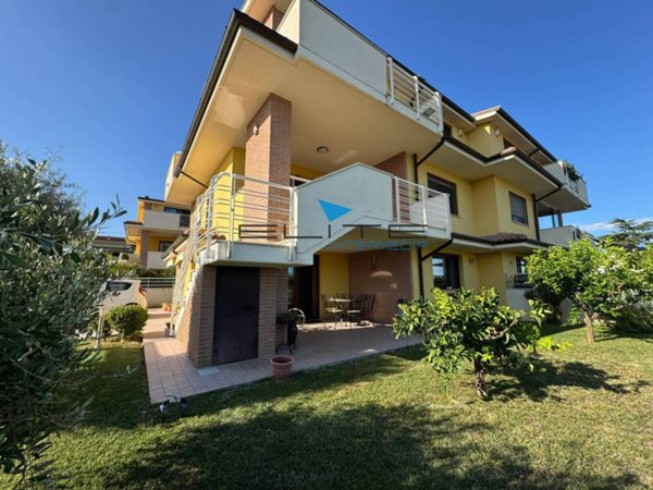 casa indipendente in vendita a Città Sant'Angelo in zona San Martino