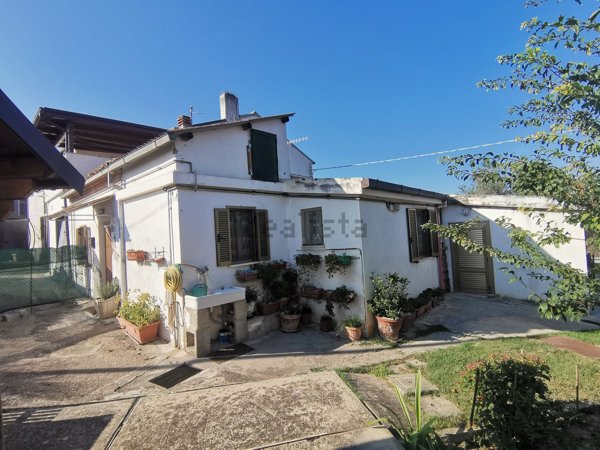 casa indipendente in vendita a Città Sant'Angelo in zona Villa Cipressi
