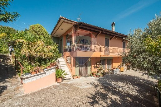 casa indipendente in vendita a Città Sant'Angelo in zona Crocifisso