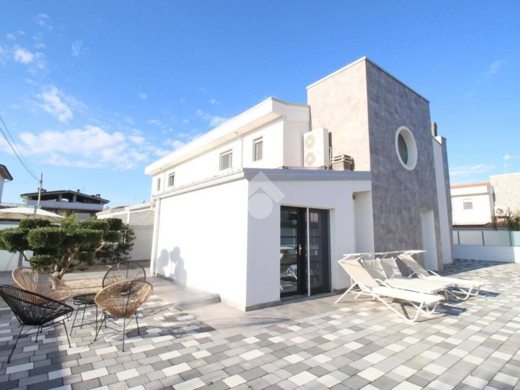 casa indipendente in vendita a Città Sant'Angelo in zona San Martino