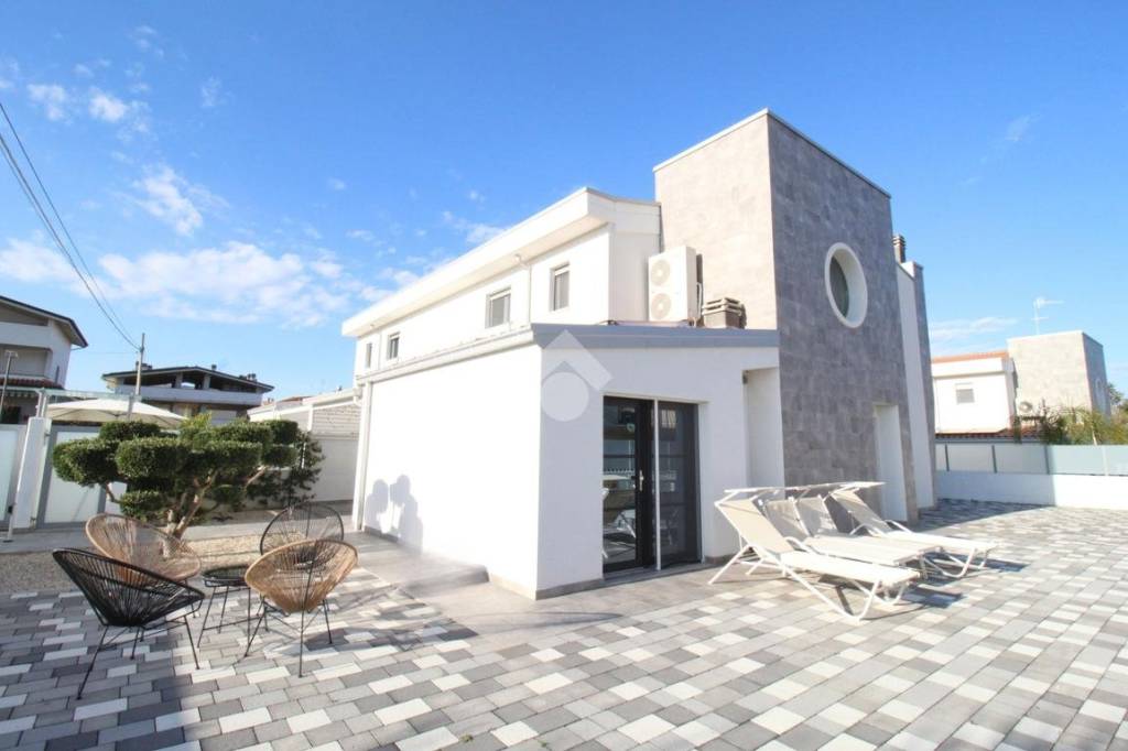 casa indipendente in vendita a Città Sant'Angelo in zona San Martino