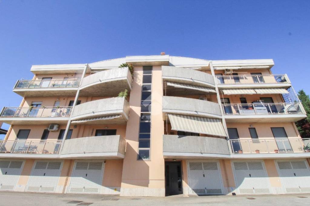 appartamento in vendita a Città Sant'Angelo in zona Fonte Umano