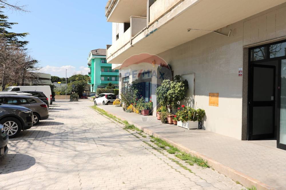 negozio in vendita a Città Sant'Angelo