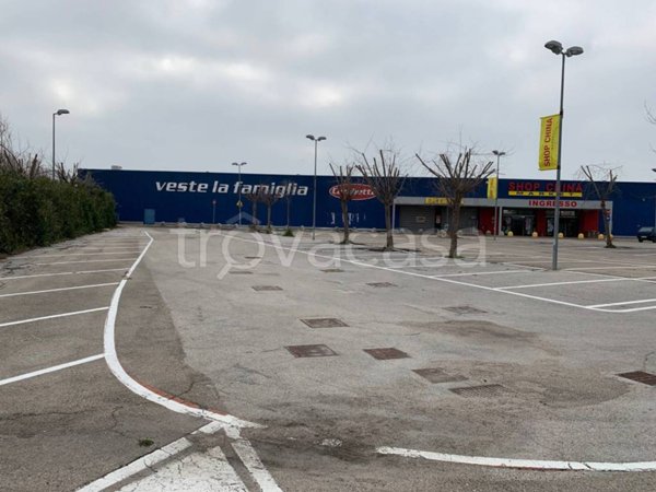 negozio in vendita a Città Sant'Angelo