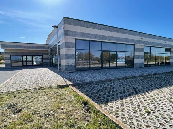 locale commerciale in vendita a Città Sant'Angelo