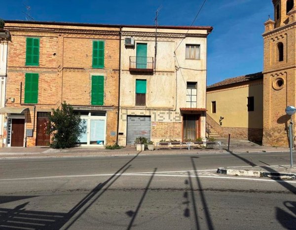 casa indipendente in vendita a Città Sant'Angelo in zona Annunziata