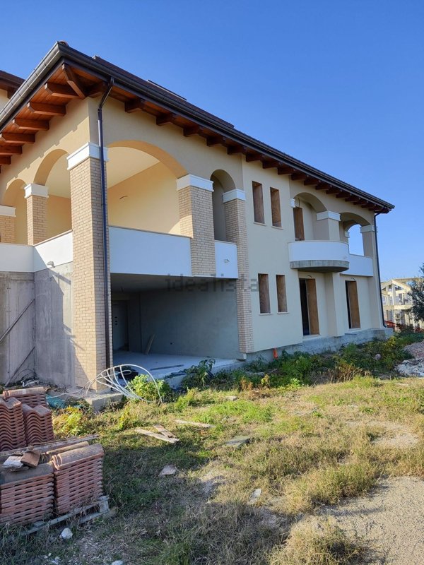 casa indipendente in vendita a Città Sant'Angelo in zona Crocifisso