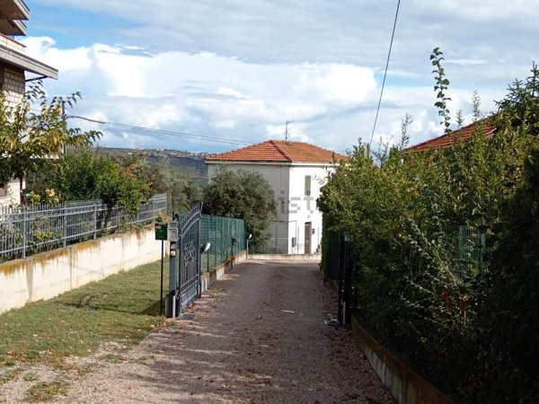 casa indipendente in vendita a Città Sant'Angelo