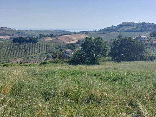 terreno edificabile in vendita a Città Sant'Angelo in zona Crocifisso
