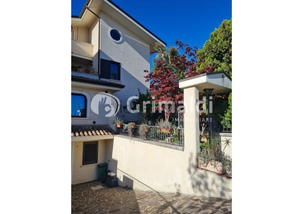 casa indipendente in vendita a Città Sant'Angelo