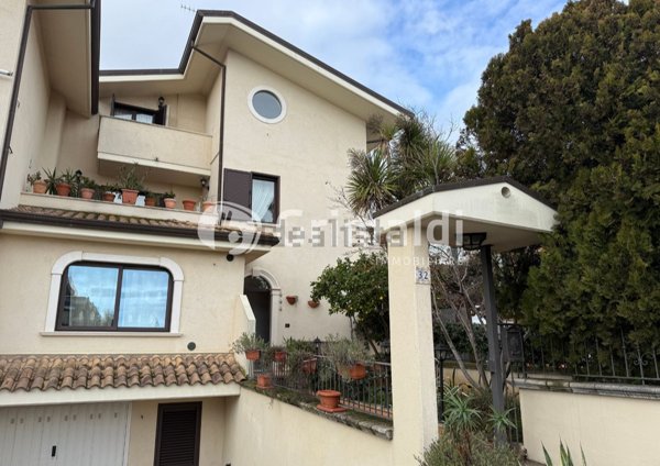 casa indipendente in vendita a Città Sant'Angelo