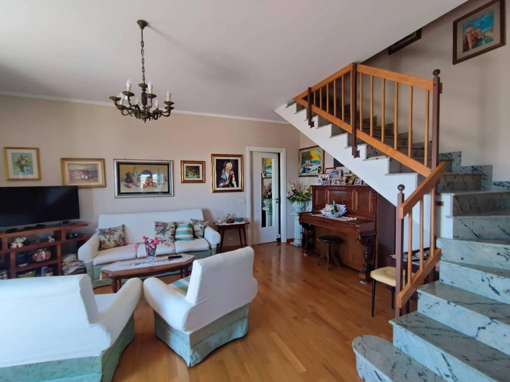 casa indipendente in vendita a Città Sant'Angelo in zona San Martino