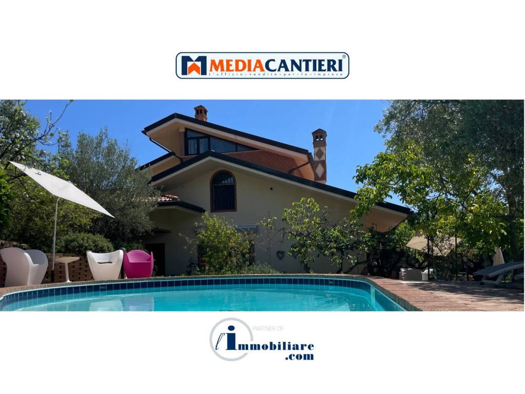 casa indipendente in vendita a Città Sant'Angelo in zona Fonte Umano