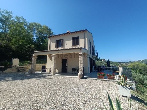 casa indipendente in vendita a Città Sant'Angelo