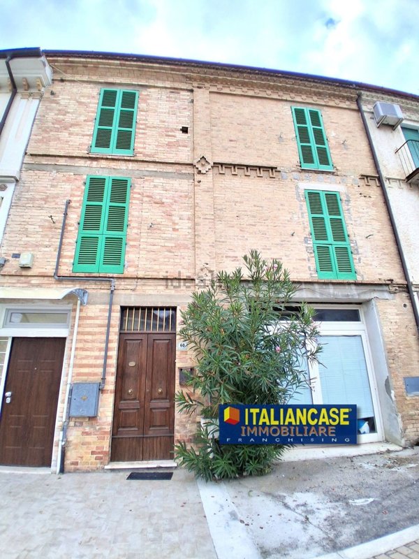 casa indipendente in vendita a Città Sant'Angelo in zona Annunziata