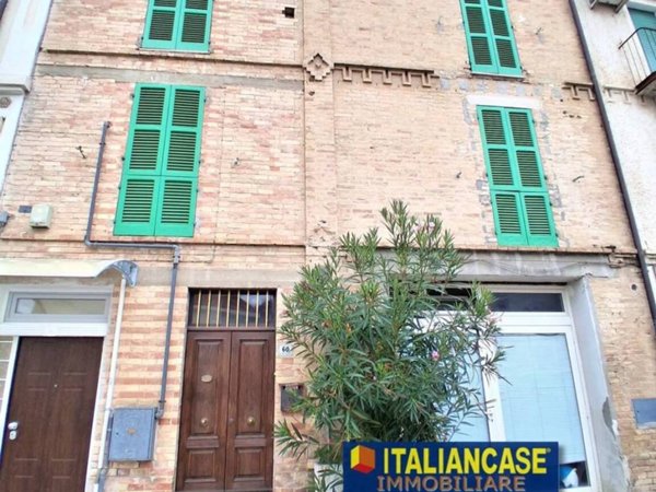 casa indipendente in vendita a Città Sant'Angelo in zona Annunziata
