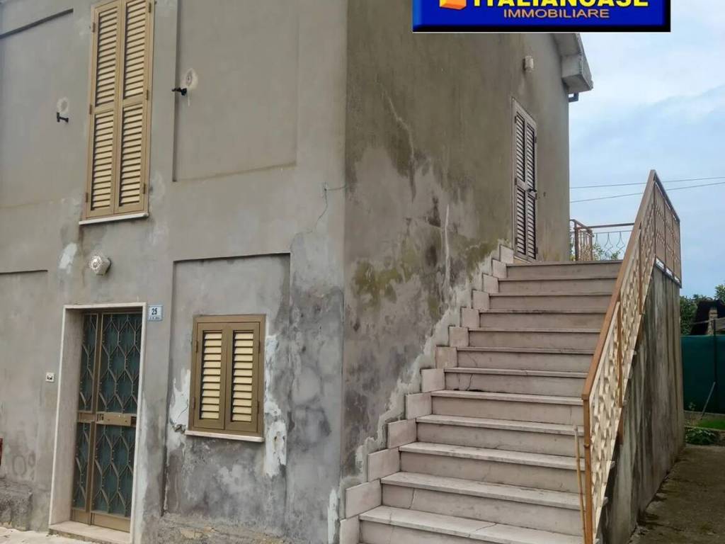 casa indipendente in vendita a Città Sant'Angelo in zona Villa Cipressi