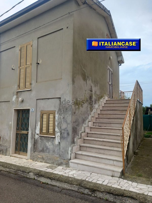 casa indipendente in vendita a Città Sant'Angelo in zona Villa Cipressi