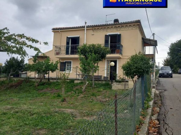 casa indipendente in vendita a Città Sant'Angelo in zona Villa Cipressi