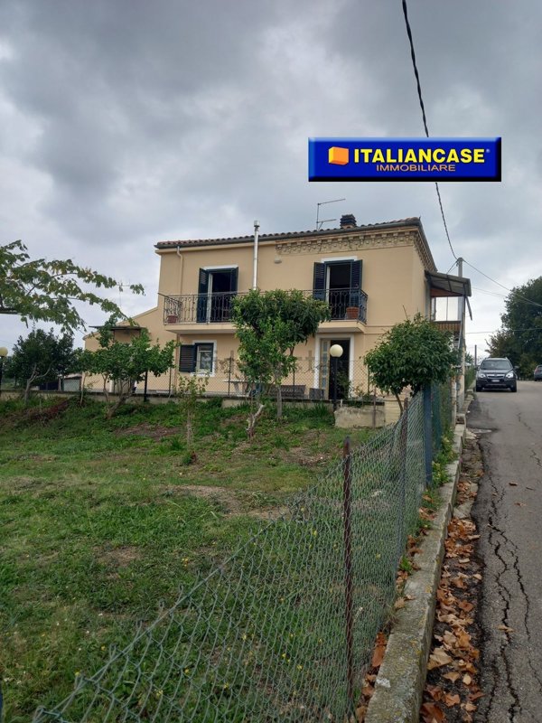 casa indipendente in vendita a Città Sant'Angelo in zona Villa Cipressi