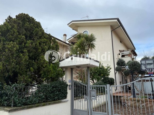 casa indipendente in vendita a Città Sant'Angelo in zona San Martino