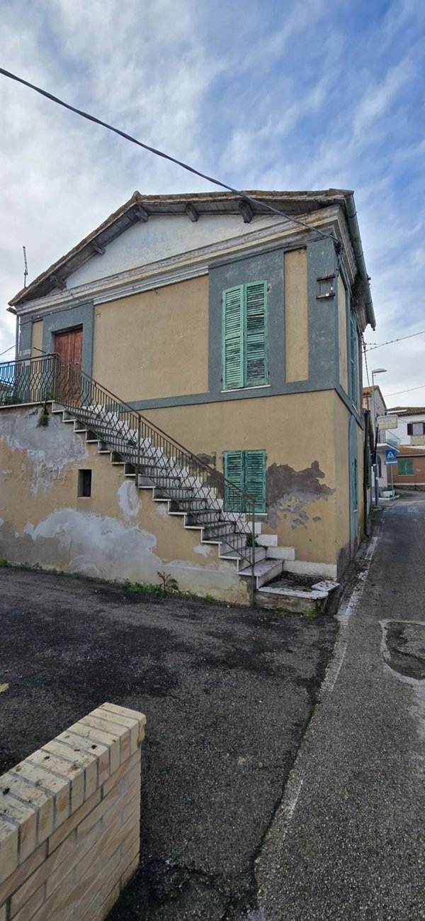 casa indipendente in vendita a Città Sant'Angelo in zona Villa Cipressi